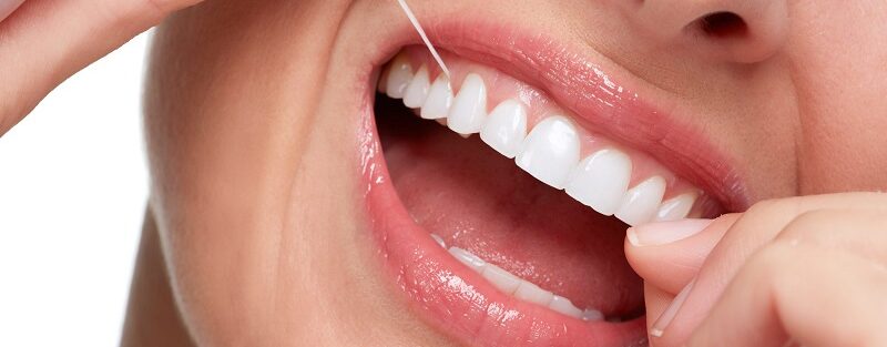 بیرون کشیدن ماده غذایی گیر کرده بین دندان